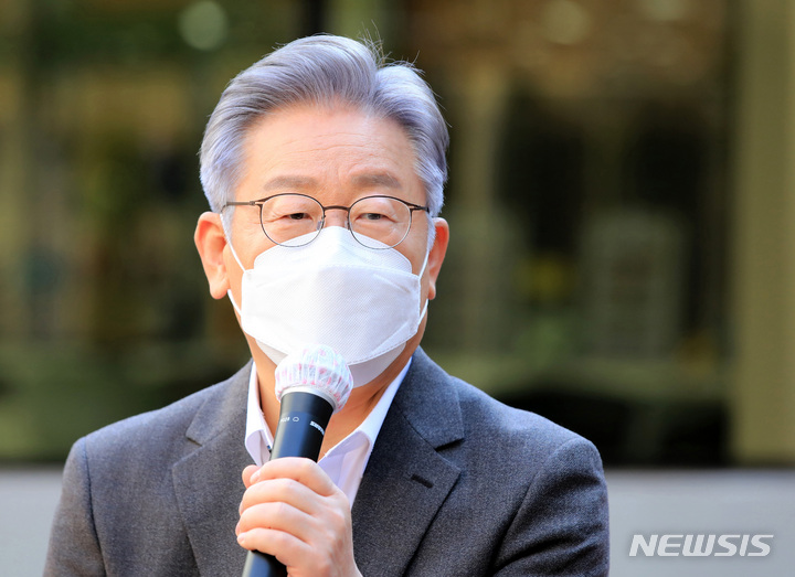 [서울=뉴시스] 국회사진기자단 = 이재명 더불어민주당 대선 후보가 7일 서울 강서구 공립 지적장애 특수학교인 서진학교를 방문해 학부모와 간담회를 하고 있다. 2021.11.07. photo@newsis.com