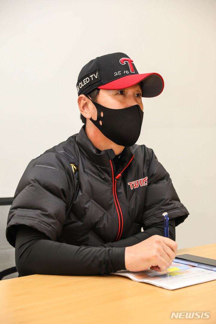 [서울=뉴시스] 고범준 기자 = 7일 오후 서울 송파구 잠실야구장에서 열린 2021 프로야구 포스트시즌 준플레이오프 3차전 LG 트윈스와 두산 베어스의 경기에 앞서 류지현 LG감독이 인터뷰를 하고 있다. (공동취재사진) 2021.11.07. photo@newsis.com