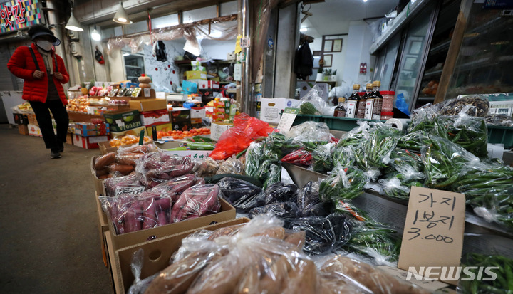 [서울=뉴시스] 추상철 기자 = 최근 식료품 가격 인상으로 '밥상 물가'가 고공행진을 보이면서 '애그플레이션'에 대한 우려가 커지고 있는 7일 오후 서울의 한 전통시장에서 채소가 진열돼 있다. 2021.11.07. scchoo@newsis.com