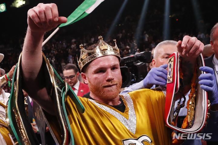 Canelo Alvarez, of Mexico, celebrates after defeating [라스베이거스(미 네바다주)=AP/뉴시스]멕시코의 카넬로 알바레스가 6일(현지시간) 미 네바다주 라스베이거스의 MGM 그랜드 가든 아레나에서 열린 미국의 케일럽 플랜트와의 슈퍼미들급 통합 챔피언전에서 11회 KO승을 거둔 후 승리를 축하하고 있다. 현존하는 권투선수들 가운데 최고의 파이터로 꼽히는 알바레스는 이날 슈퍼미들급 통합 챔피언에 올라 논란의 여지없는 세계 최강자임을 재확인했다. 2021.11.8