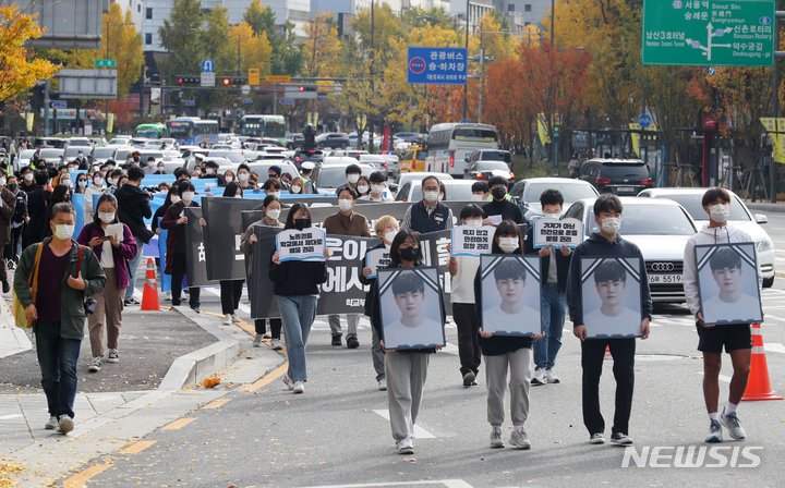 [서울=뉴시스] 배훈식 기자 = 민주노총 특성화고노조 등 학교부터 노동교육 운동본부 회원들이 7일 오후 서울 중구 서울시청 앞에서 故 홍정운 군을 추모하며 행진을 하고 있다. 2021.11.07. dahora83@newsis.com