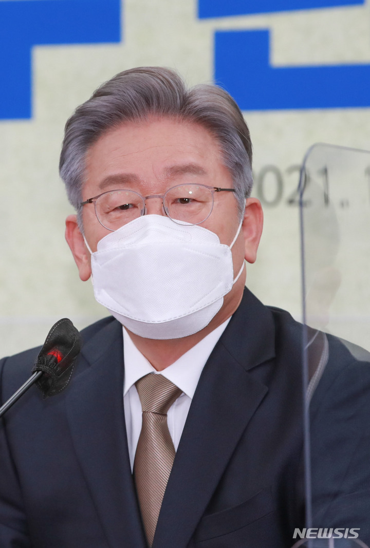 [서울=뉴시스] 최동준 기자 = 이재명 더불어민주당 대선 후보가 7일 서울 여의도 국회에서 열린 요소수 관련 긴급점검회의에서 발언하고 있다. (공동취재사진) 2021.11.07. photo@newsis.com