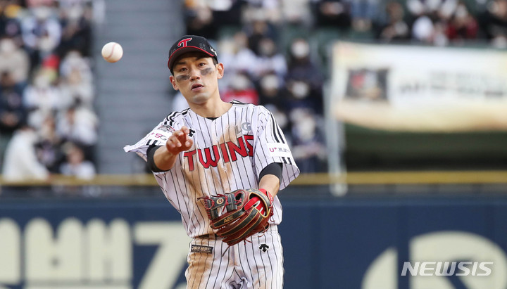 [서울=뉴시스] 고범준 기자 = 7일 오후 서울 송파구 잠실야구장에서 열린 2021 프로야구 포스트시즌 준플레이오프 3차전 LG 트윈스와 두산 베어스의 경기, 6회초 무사 주자없는 상황 두산 양석환의 타구를 잡은 LG 서건창이 1루에 송구하고 있다. 2021.11.07. bjko@newsis.com