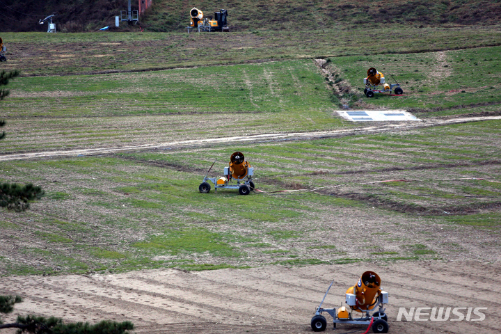 [평창=뉴시스] 김경목 기자 = 휘닉스 평창 스키장 개장을 한 달여 앞둔 7일 오후 강원 평창군 휘닉스 평창 슬로프에 인공 눈을 만드는 제설기가 설치돼 있다. 2021.11.07. photo31@newsis.com