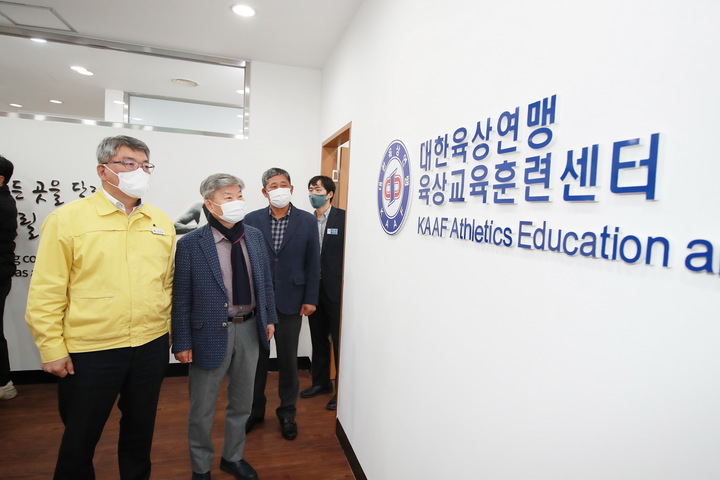 김학동 예천군수가 육상교육훈련센터를 둘러보고 있다. (사진=예천군 제공) *재판매 및 DB 금지