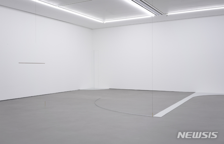[서울=뉴시스]오종_Room Drawing (object) _5_2021_유리, 비즈, 실, 낚싯줄, 체인, 연필선, 나무, 철사, 펠트, 페인트, 알루미늄, 황동, 추_가변크기