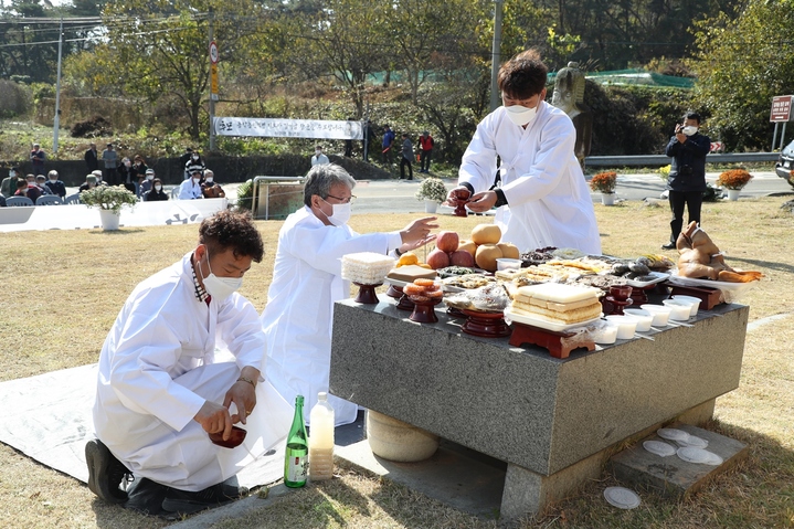 순국 제127주년 김개남 장군 추모제에 참석한 유진섭 정읍시장(가운데)이 김개남 장군 묘역 제단에 술을 올리고 있다. *재판매 및 DB 금지