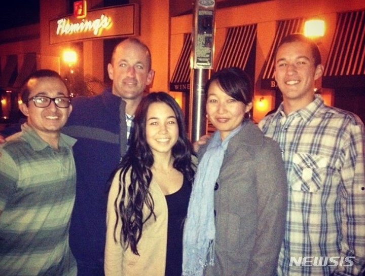 [서울=뉴시스] 세인트루이스 카디널스 소속 한국계 선수인 토미 에드먼이 가족들과 함께 찍은 사진. 왼쪽부터 차례로 토미 에드먼, 어머니 곽경아 씨, 여동생, 아버지 존 에드먼 주니어, 형 순서. 에드먼은 7일(현지시간) 골드글러브 수상의 영예를 안았다. (사진 = 에드먼 인스타그램 갈무리) 2021.11.08.