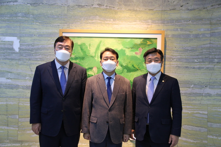 [서울=뉴시스] 윤호중 더불어민주당 원내대표가 8일 싱하이밍 주한 중국대사와 면담을 가졌다. 왼쪽부터 싱하이밍 대사, 이광재 국회 외교통일위원장, 윤호중 원내대표. 2021.11.08. (사진=민주당 제공) *재판매 및 DB 금지