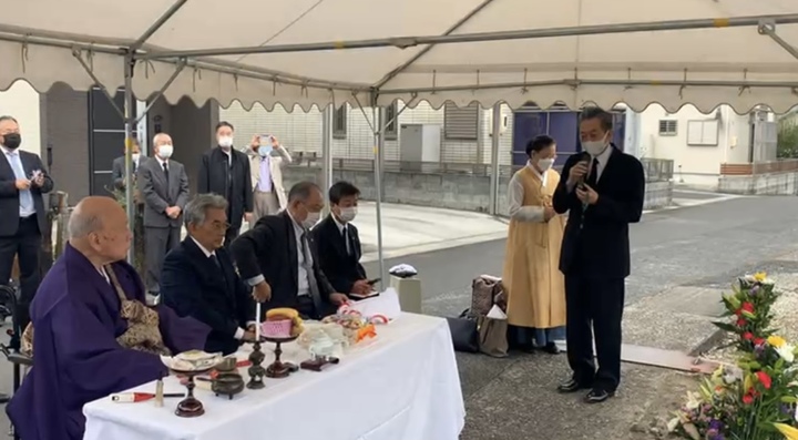 [서울=뉴시스]일본 시민단체인 '교토에서 세계로 평화를 퍼뜨리는 모임(京都から世界に平和を広める会)' 8일 공식 페이스북 채널을 통해 오카야마현 쓰야마(津山)시 소재 히가시이치노미야(東一宮)에 있는 이비총(耳鼻塚)에서 '위령 공양식'을 열었다고 밝혔다. 하토야마 유키오(鳩山由紀夫) 전 일본 총리가 참석해 발언하고 있다. 오른쪽 끝에 마이크를 쥐고 발언하는 하토야마 전 총리. 사진은 '교토에서 세계로 평화를 퍼뜨리는 모임' 페이스북 채널 생중계 영상 갈무리. 2021.11.08. *DB 및 재판매 금지.