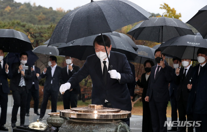 [서울=뉴시스] 이영환 기자 = 윤석혈 국민의힘 대선 후보가 8일 오전 서울 동작구 국립서울현충원 현충탑 참배를 하며 분향하고 있다. 2021.11.08. 20hwan@newsis.com