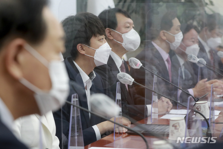 [서울=뉴시스] 전신 기자 = 윤석열 국민의힘 대선 후보와 이준석 대표가 8일 서울 여의도 국회에서 열린 최고위원회의에 참석하고 있다. (공동취재사진) 2021.11.08. photo@newsis.com