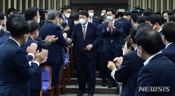 [서울=뉴시스] 전신 기자 = 윤석열 국민의힘 대선 후보가 8일 서울 여의도 국회에서 열린 현안 관련 보고를 위한 의원총회에 참석하며 참석 의원들과 인사하고 있다. (공동취재사진) 2021.11.08. photo@newsis.com