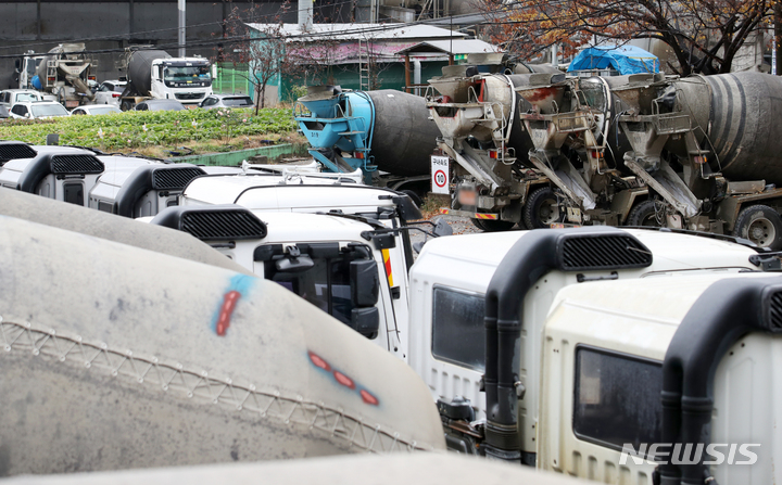 [파주=뉴시스] 조성우 기자 = 요소수 품귀 현상이 계속되는 8일 오전 경기도 파주시 한 레미콘 공장에 레미콘 운반 트럭들이 주차돼 있다. 2021.11.08. xconfind@newsis.com