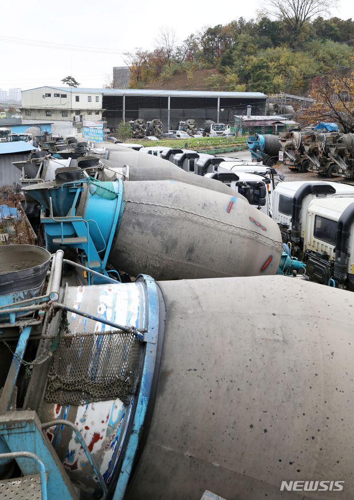 [파주=뉴시스] 조성우 기자 = 요소수 품귀 현상이 계속되는 8일 오전 경기도 파주시 한 레미콘 공장에 레미콘 운반 트럭들이 주차돼 있다. 2021.11.08. xconfind@newsis.com