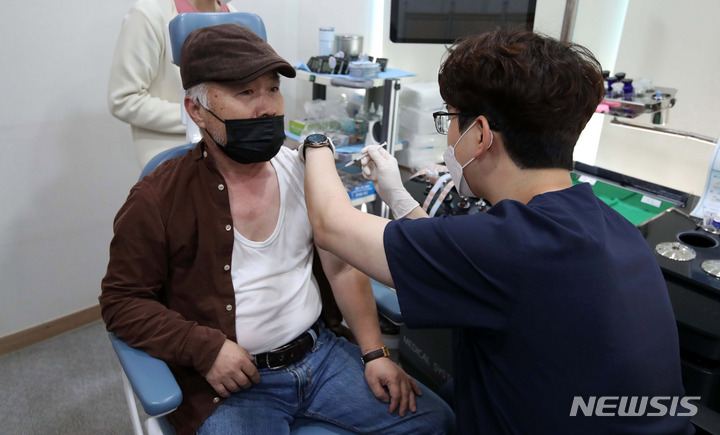 [서울=뉴시스] 김선웅 기자 = 얀센 코로나백신 접종 2개월이 경과한 이들을 대상으로 한 추가접종(부스터샷)이 시작된 지난 8일 오후 서울 시내의 한 위탁의료기관에서 얀센 접종자가 추가 접종을 받고 있다. 2021.11.08. mangusta@newsis.com