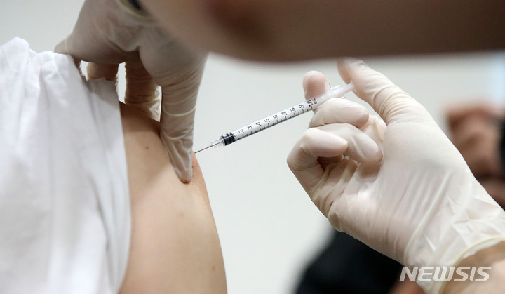 [사진=뉴시스DB]시민이 코로나19 백신접종을 받고 있다. 
