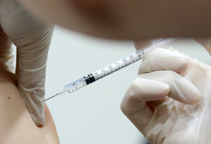 [사진=뉴시스DB]시민이 코로나19 백신을 접종하고 있다. 