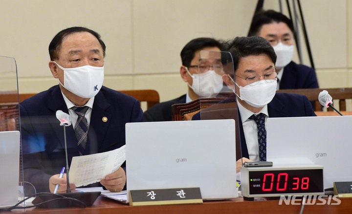 [서울=뉴시스] 최진석 기자 = 홍남기 경제부총리 겸 기획재정부 장관이 8일 오후 국회 기획재정위원회에 참석해 의원들의 질의에 하고 있다. (공동취재사진) 2021.11.08. photo@newsis.com