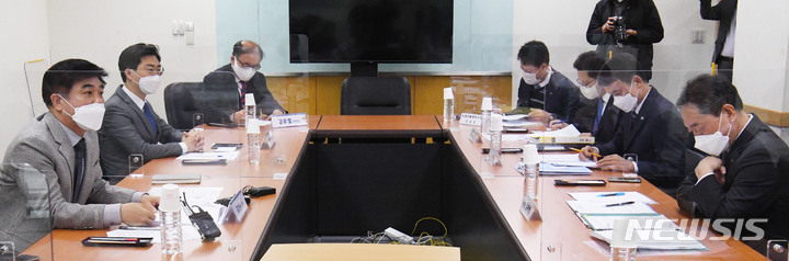 [서울=뉴시스] 국회사진기자단 = 더불어민주당 화천대유진상규명TF 김병욱 단장을 위원들이 8일 서울 중구 예금보험공사를 방문해 '윤석열 부산저축은행 부실 수사' 의혹 진상규명을 촉구하고 있다. 2021.11.08. photo@newsis.com