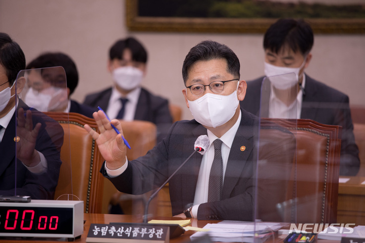 [서울=뉴시스] 최진석 기자 = 김현수 농림축산식품부 장관이 8일 오후 국회에서 열린 농림축산식품해양수산위원회 회의에 참석해 의원들의 요소비료의 수급상황과 조치내용등에 대한 질문에 답변하고 있다. (공동취재사진) 2021.11.08. photo@newsis.com