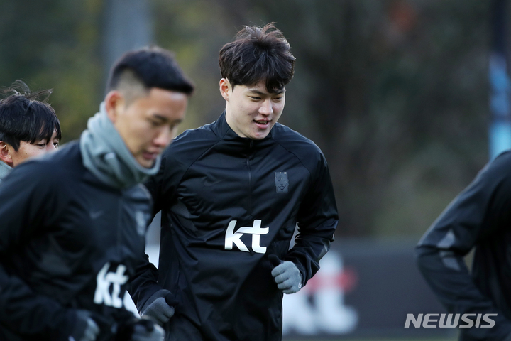 [파주=뉴시스] 조성우 기자 = 10회 연속 월드컵 본선 진출을 노리는 한국 축구대표팀 김건희가 8일 오후 경기도 파주시 국가대표트레이닝센터(NFC)에서 훈련을 하고 있다. 파울루 벤투 감독이 이끄는 축구대표팀은 오는 11일 오후 8시 고양종합운동장에서 아랍에미리트(UAE)와 2022 카타르월드컵 아시아 최종예선 5차전을 치른다. 2021.11.08. xconfind@newsis.com