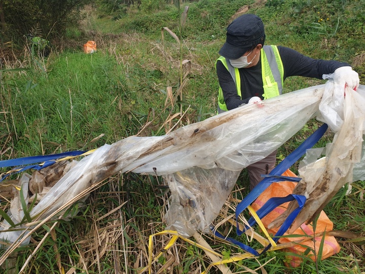 [안동=뉴시스] 하천쓰레기 수거. (사진=뉴시스 DB) 2022.02.06 *재판매 및 DB 금지