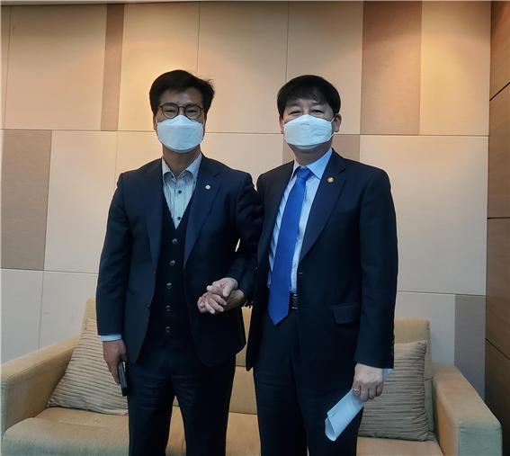 김영식(왼쪽) 의원과 구윤철 실장 (사진=김영식 의원실 제공) *재판매 및 DB 금지