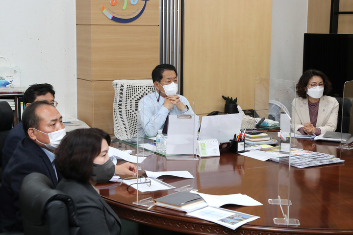 [울산=뉴시스]서동욱 울산 남구청장이 9일 구청장실에서 '추억의 고교시절 특화거리 조성사업' 실시설계용역 착수보고회를 주재하고 있다. (사진=울산 남구 제공) photo@newsis.com *재판매 및 DB 금지