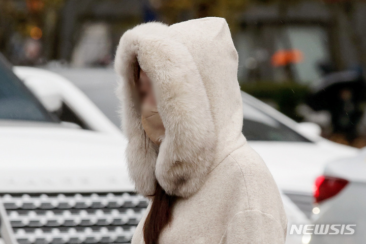 [서울=뉴시스] 김병문 기자 = 초겨울 추위를 보이는 지난 9일 오전 서울 종로구 광화문 네거리에서 시민들이 따뜻한 옷을 입고 있다. 2021.11.09. dadazon@newsis.com