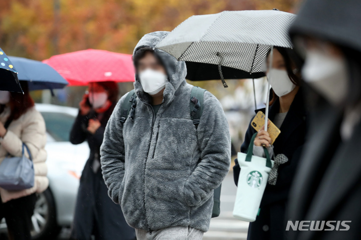 [서울=뉴시스] 김병문 기자 = 초겨울 추위를 보이는 지난 9일 오전 서울 종로구 광화문 네거리에서 시민들이 따뜻한 옷을 입고 있다. 2021.11.09. dadazon@newsis.com