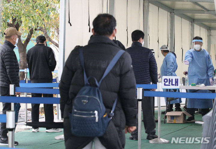 [서울=뉴시스] 박미소 기자 = 코로나19 신규확진자 수가 1715명으로 집계된 9일 오전 서울 동대문구 청량리역 광장 임시선별검사소에서 시민들이 검사를 받기 위해 대기하고 있다. 2021.11.09. misocamera@newsis.com
