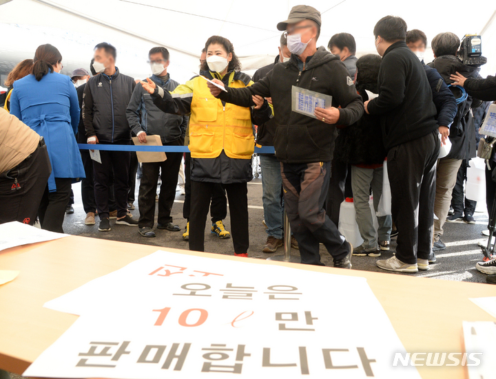 [익산=뉴시스] 김얼 기자 = 전국적으로 요소수 대란이 이어지고 있는 9일 전북 익산시 익산실내체육관 앞에 마련된 요소수 판매장에서 요소수를 구입하기 위해 몰린 시민들로 장내가 발 디딜 틈 없이 북적이고 있다. 2021.11.09. pmkeul@newsis.com