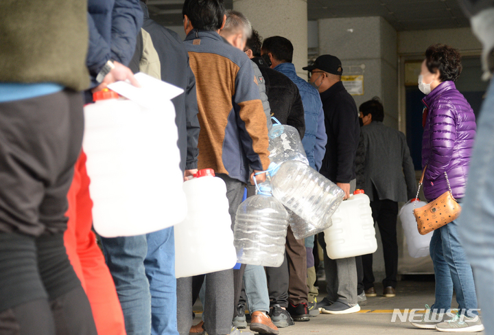 [익산=뉴시스] 김얼 기자 = 전국적으로 요소수 대란이 이어지고 있는 9일 전북 익산시 익산실내체육관 앞에 마련된 요소수 판매장에서 요소수를 구입하기 위해 몰린 시민들로 장내가 발 디딜 틈 없이 북적이고 있다. 2021.11.09. pmkeul@newsis.com