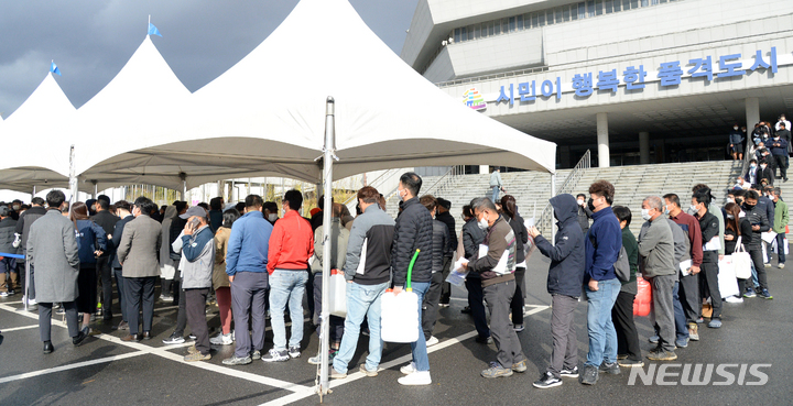 [익산=뉴시스] 김얼 기자 = 전국적으로 요소수 대란이 이어지고 있는 9일 전북 익산시 익산실내체육관 앞에 마련된 요소수 판매장에서 요소수를 구입하기 위해 몰린 시민들로 장내가 발 디딜 틈 없이 북적이고 있다. 2021.11.09. pmkeul@newsis.com