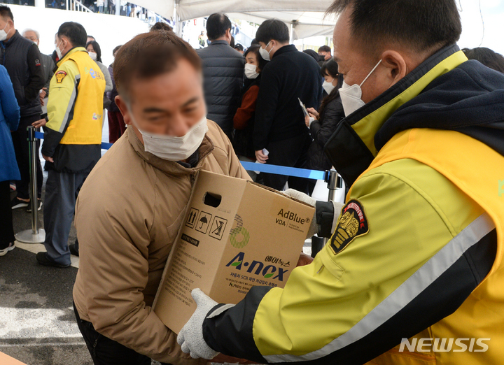 [익산=뉴시스] 김얼 기자 = 전국적으로 요소수 대란이 이어지고 있는 9일 전북 익산시 익산실내체육관 앞에 마련된 요소수 판매장에서 요소수를 구입하기 위해 몰린 시민들로 장내가 발 디딜 틈 없이 북적이고 있다. 2021.11.09. pmkeul@newsis.com