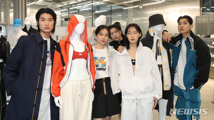 [서울=뉴시스] 권창회 기자 = 9일 오전 서울 강남구 프레인빌라에서 열린 롯데지에프알(GFR)의 신규 브랜드 카파(KAPPA), 까웨(K-WAY) 22 S/S 컬렉션 국내 최초 공개 포토세션에서 모델들이 포즈를 취하고 있다.&nbsp; 2021.11.09. kch0523@newsis.com