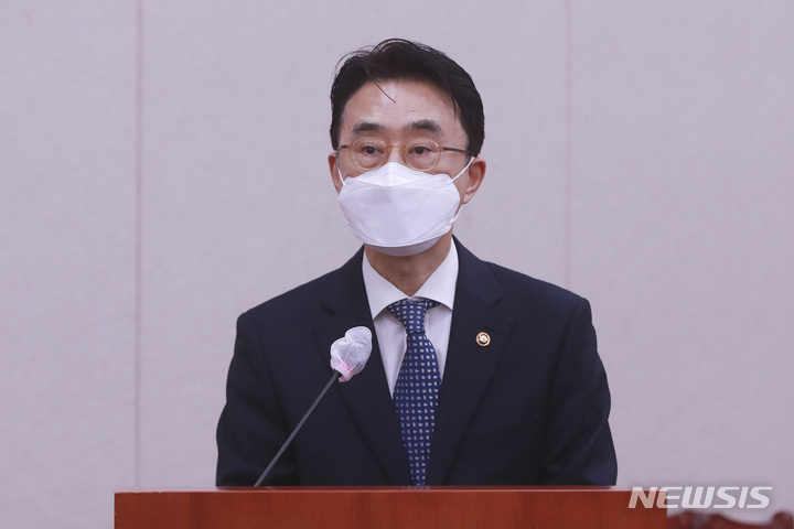 [서울=뉴시스] 최진석 기자 = 이강섭 전 법제처장. (공동취재사진) 2021.11.09. photo@newsis.com