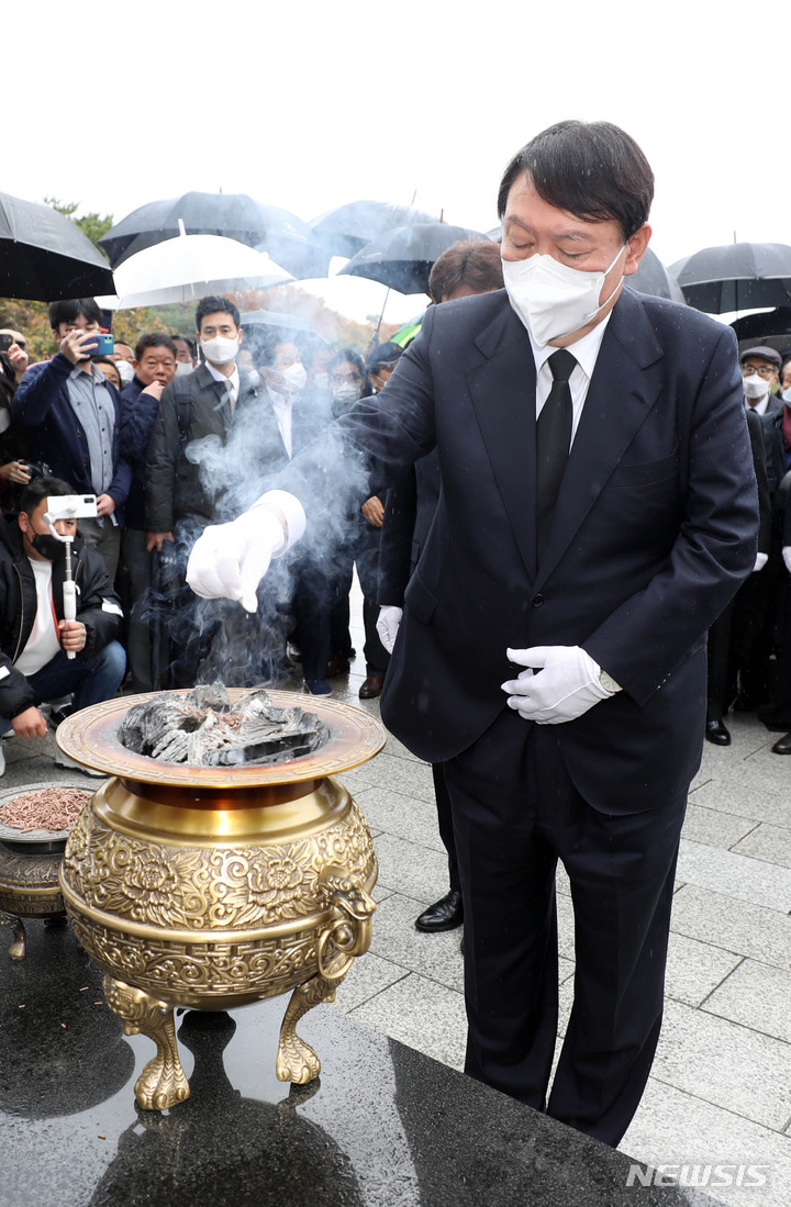 [서울=뉴시스] 김선웅 기자 = 윤석열 국민의힘 대선 후보가 9일 오후 서울 강북구 국립 4.19 민주묘지 내 4.19 학생혁명기념탑에서 참배, 분향을 하고 있다. 2021.11.09. mangusta@newsis.com