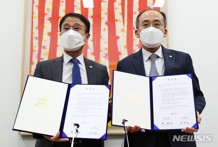 [서울=뉴시스] 최동준 기자 = 한병도 더불어민주당 원내수석부대표, 추경호 국민의힘 원내수석부대표가 9일 서울 여의도 국회에서 정치개혁특별위원회 합의에 대해 발표하고 있다. (공동취재사진) 2021.11.09. photo@newsis.com