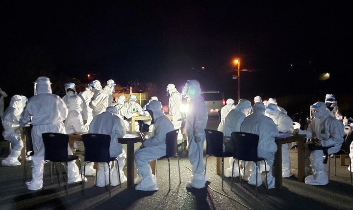 [나주=뉴시스] 이창우 기자 = 전남 나주시보건소 직원들이 코로나19 집단 감염이 발생한 식품공장에서 역학조사를 실시하고 있다. (사지=나주시 제공) 2021.11.09 photo@newsis.com *재판매 및 DB 금지