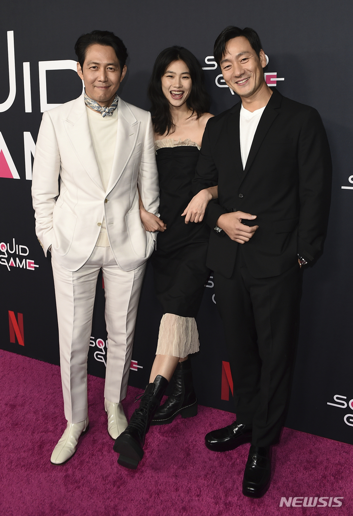 [서울=AP/뉴시스] 오징어게임 홍보차 미국 로스앤젤레스를 방문중인 배우들. 왼쪽부터 이정재, 정호연, 박해수. 2021.11.09.