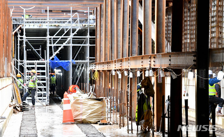 [광주=뉴시스] 변재훈 기자 = 9일 오후 광주 서구 풍암동 광주도시철도 2호선 3공구 207정거장 공사현장에서 관계자들이 골조 주변에 콘크리트 구조물을 덧입히는 등 작업을 벌이고 있다. 2021.11.09. wisdom21@newsis.com
