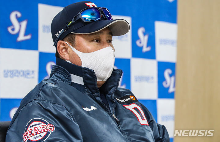 [대구=뉴시스] 이영환 기자 = 김태형 두산 베어스 감독이 9일 오후 대구 수성구 삼성라이온즈파크에서 삼성 라이온즈와의 플레이오프 1차전을 앞두고 인터뷰를 하고 있다. (공동취재사진) 2021.11.09. photo@newsis.com