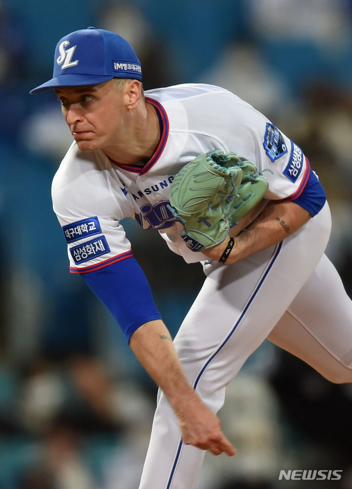 [대구=뉴시스] 이무열 기자 = 9일 오후 대구 수성구 삼성라이온즈파크에서 열린 2021 KBO 포스트시즌 플레이오프 두산 베어스와 삼성 라이온즈의 1차전 경기, 1회초 삼성 선발투수 뷰캐넌이 역투하고 있다. 2021.11.09. lmy@newsis.com