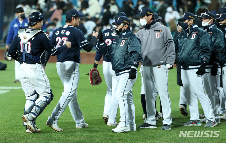 [대구=뉴시스] 이영환 기자 = 9일 오후 대구 수성구 삼성라이온즈파크에서 열린 2021 KBO 포스트시즌 플레이오프 두산 베어스와 삼성 라이온즈의 1차전 경기, 6대4로 승리한 두산 김태형 감독이 마무리 김강률과 포수 박세혁을 격려하고 있다. 2021.11.09. 20hwan@newsis.com