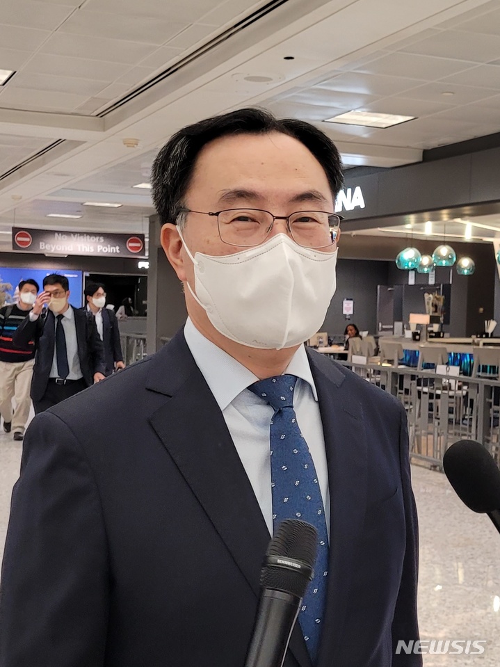 [워싱턴=뉴시스]김난영 기자 = 문승욱 산업통상자원부 장관이 9일(현지시간) 워싱턴 덜레스 공항으로 입국해 취재진을 응시하고 있다. imzero@newsis.com 2021.11.09.