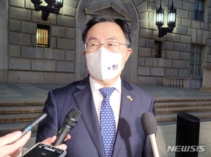 [워싱턴=뉴시스]김난영 기자 = 문승욱 산업통상자원부 장관이 9일(현지시간) 워싱턴DC에서 지나 러몬도 미 상무장관과 면담한 뒤 기자들의 질문을 받고 있다. imzero@newsis.com 2021.11.09.