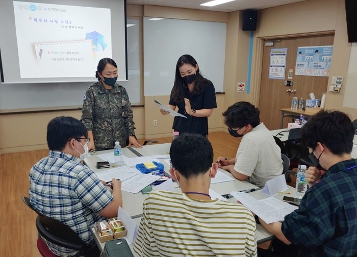 [대전=뉴시스] KAIST가 육군교육사령부와 협력해 전문연구요원을 대상으로 하는 인성·리더십 교육과정을 개설했다. 사진은 시범교육 중인 모습. *재판매 및 DB 금지