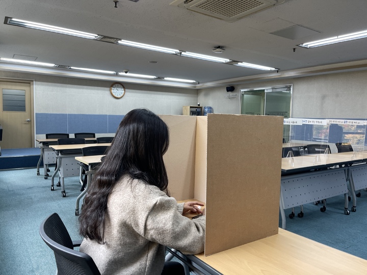 [서울=뉴시스] 2022학년도 대학수학능력시험(수능)에 쓰일 'ㄷ'자 형 종이가림막. 지난해 수능과 달리 식사시간에만 쓰인다. 2교시 종료 후 배부되며 식사 종료 후 접어서 반납하면 된다. (사진=서울시교육청 제공) 2021.11.10. photo@newsis.com *재판매 및 DB 금지